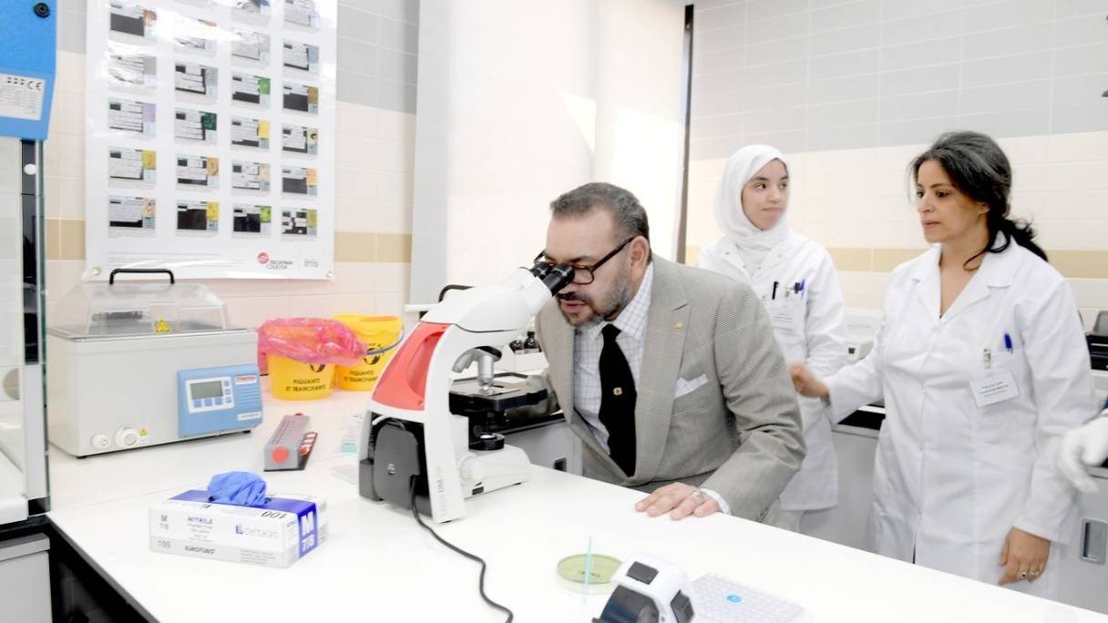 Le roi inaugurant le Centre de radiologie et d'analyses médicales de la Sûreté nationale à Rabat, le 24 avril 2019.
