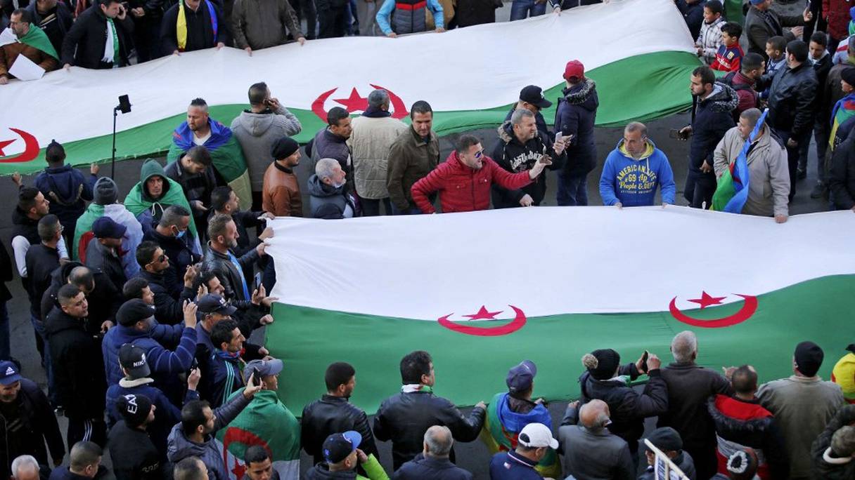 Des dizaines de milliers d'Algériens se sont rassemblés dans la ville septentrionale de Kherrata, marquant certaines des premières manifestations du Hirak, le 16 février 2021, deux ans après le début de ce mouvement populaire. 
