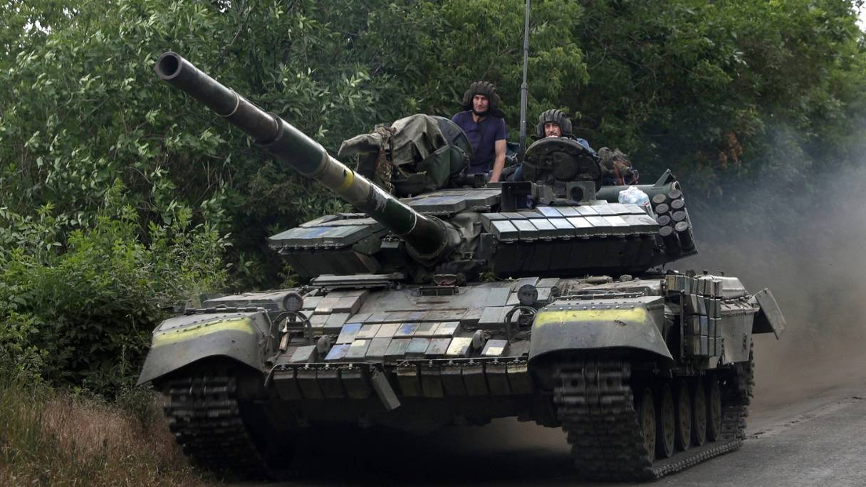 Soldats ukrainiens sur un char, dans une route de la région orientale de Lougansk, le 23 juin 2022, au cours de l'invasion militaire russe lancée contre l'Ukraine.
