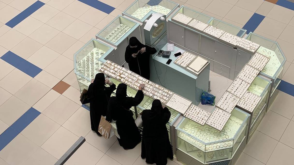 Malgré la levée progressive du confinement, les clients se font rares dans les malls saoudiens.
