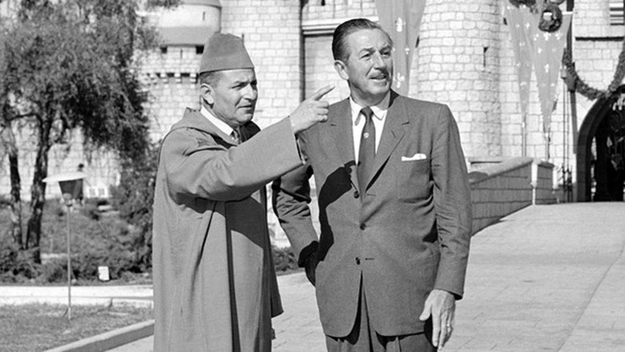 Le roi Mohammed V en compagnie de Walt Disney, en 1957, à Disneyland.
