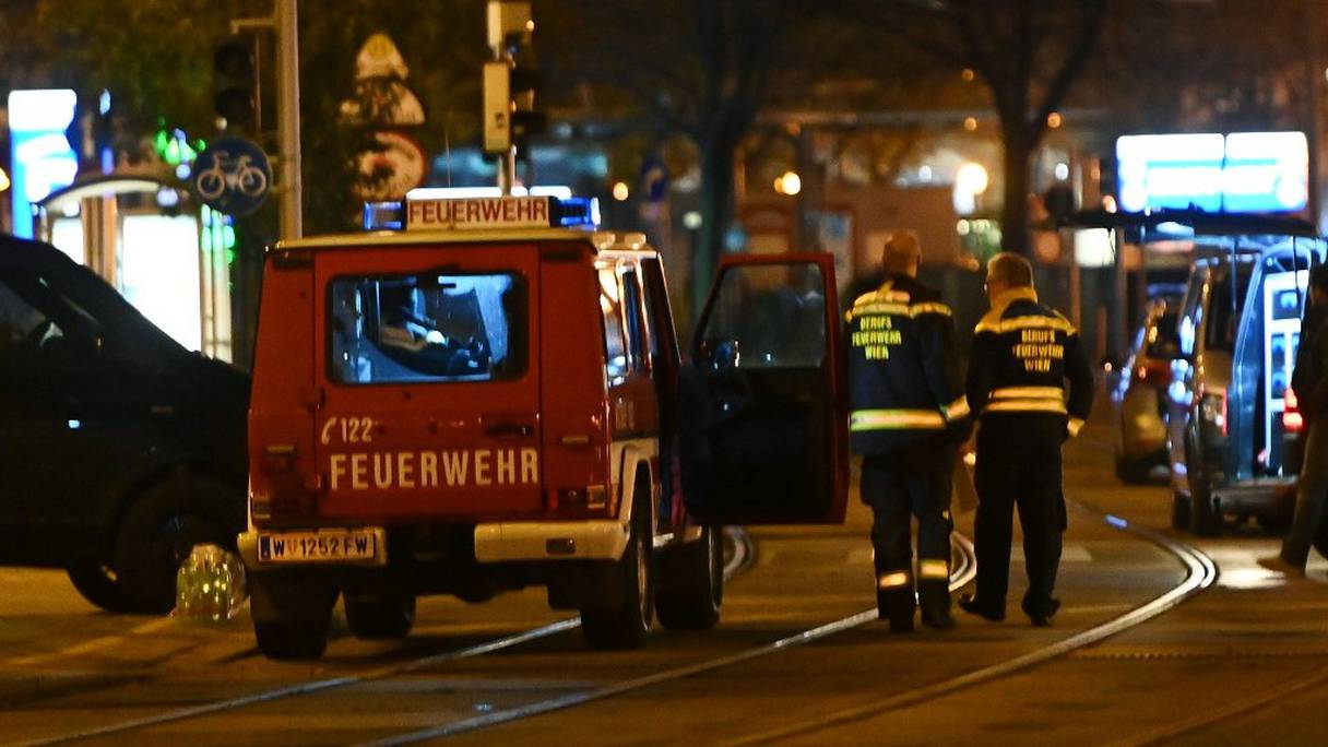 Des pompiers et des agents de la police autrichienne près de la place Schwedenplatz, dans le centre de Vienne, le 2 novembre 2020, peu après l'attentat qui a fait trois morts, dont l'un des assaillants. 
