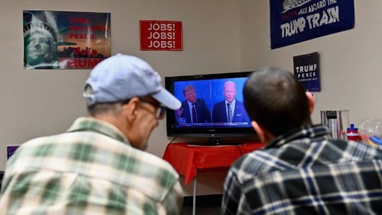 Des supporters de Donald Trump regardent la retransmission du premier débat présidentiel entre le républicain et le démocrate Joe Biden, le 29 septembre 2020, à Old Forge, en Pennsylvanie. 
