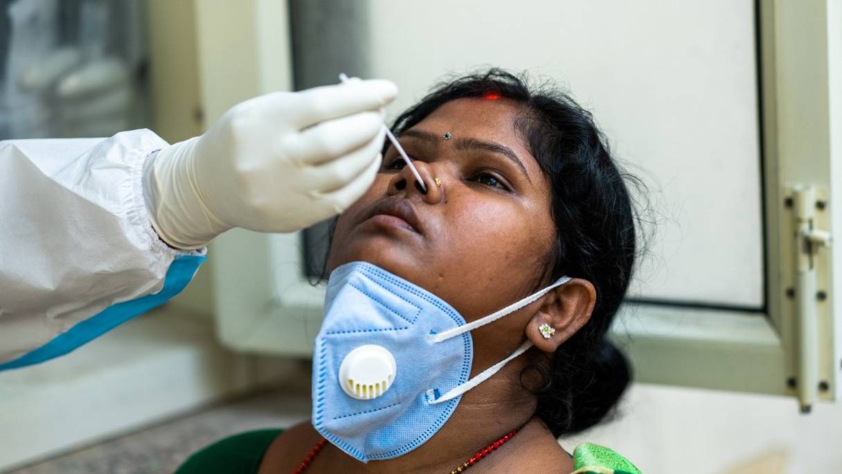 Test PCR administré à une femme, à New Delhi, le 29 octobre 2020. 

