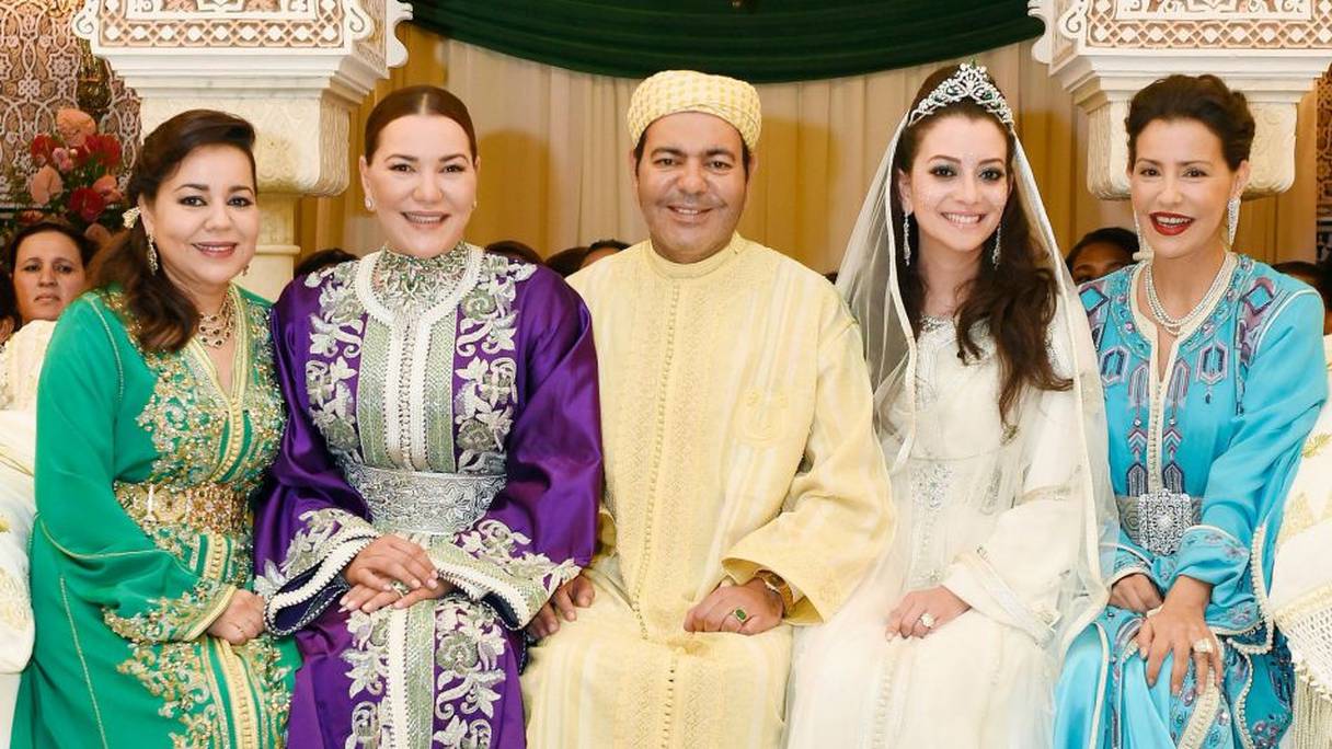 Le prince Moulay Rachid entouré (de g à d) de ses soeurs les princesses Lalla Asmaa, Lalla Hasna, son épouse Lalla Oum Keltoum, et sa soeur Lalla Meryem.

