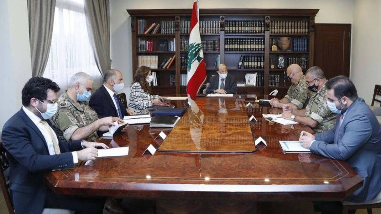 Le chef de l'Etat libanais, Michel Aoun, préside une réunion le mardi 13 octobre 2020 à Baabda, avec la délégation libanaise en charge de négocier le lendemain avec Israël le délimité des frontières entre les deux pays. 
