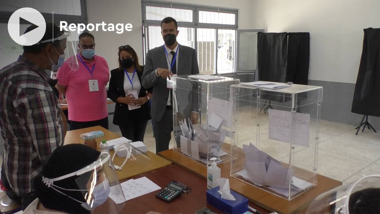 Une délégation d'observateurs venus de France, conduite par le député français M'Jid El Guerrab, dans un bureau de vote de Salé, le 8 septembre 2021.
