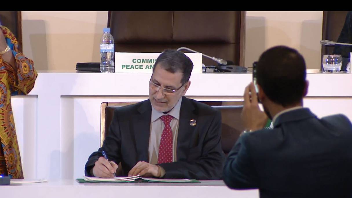 Saâd-Eddine El Othmani signant l'accord portant sur la Zone de libre-échange continentale africaine (ZLECA) à Kigali, au Rwanda, le 21 mars 2018.

