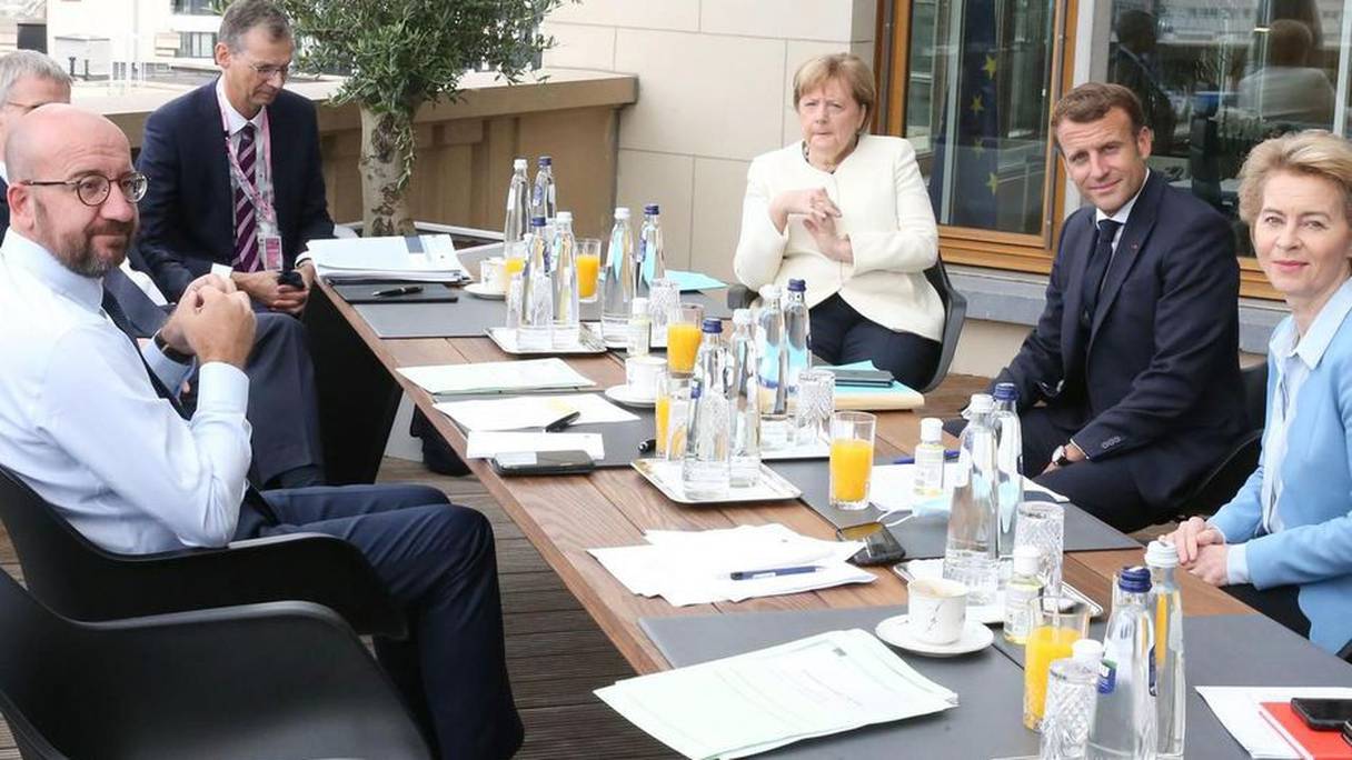 Charles Michel (président du Conseil européen), Angela Merkel, Emmanuel Macron et Ursula von der Leyen (présidente de la Commission européenne), à Bruxelles, le 19 juillet 2020. 
