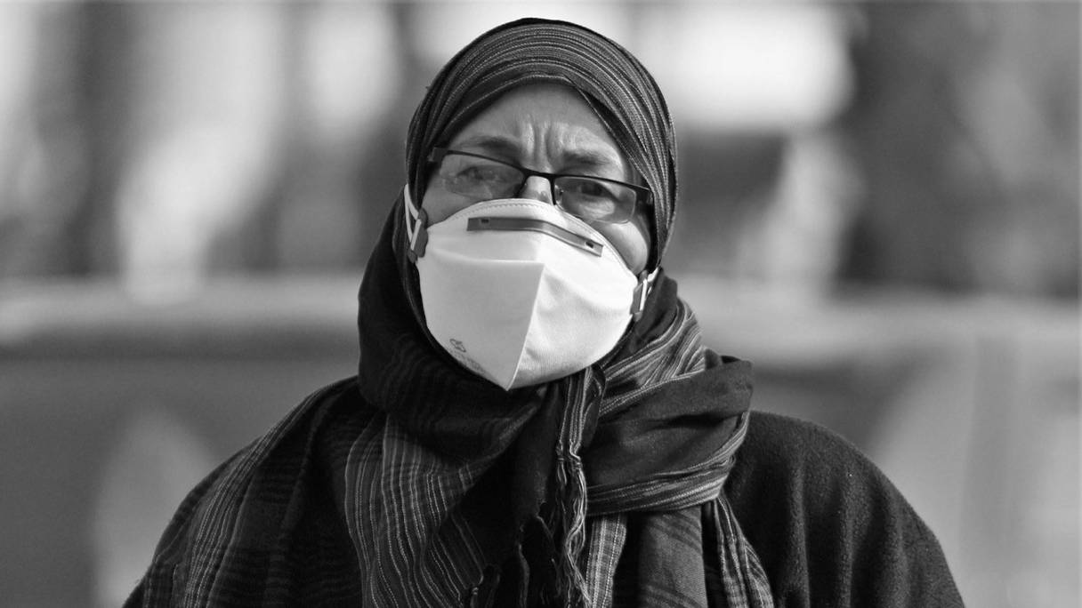 Une Marocaine en djellaba et masque sanitaire de protection contre le coronavirus. 
