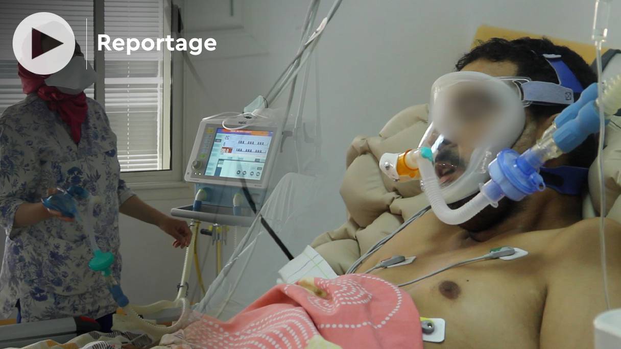 Un jeune homme de 31 ans gravement atteint par le Covid-19, dans le service de réanimation de l'hôpital Moulay Abdellah de Salé.
