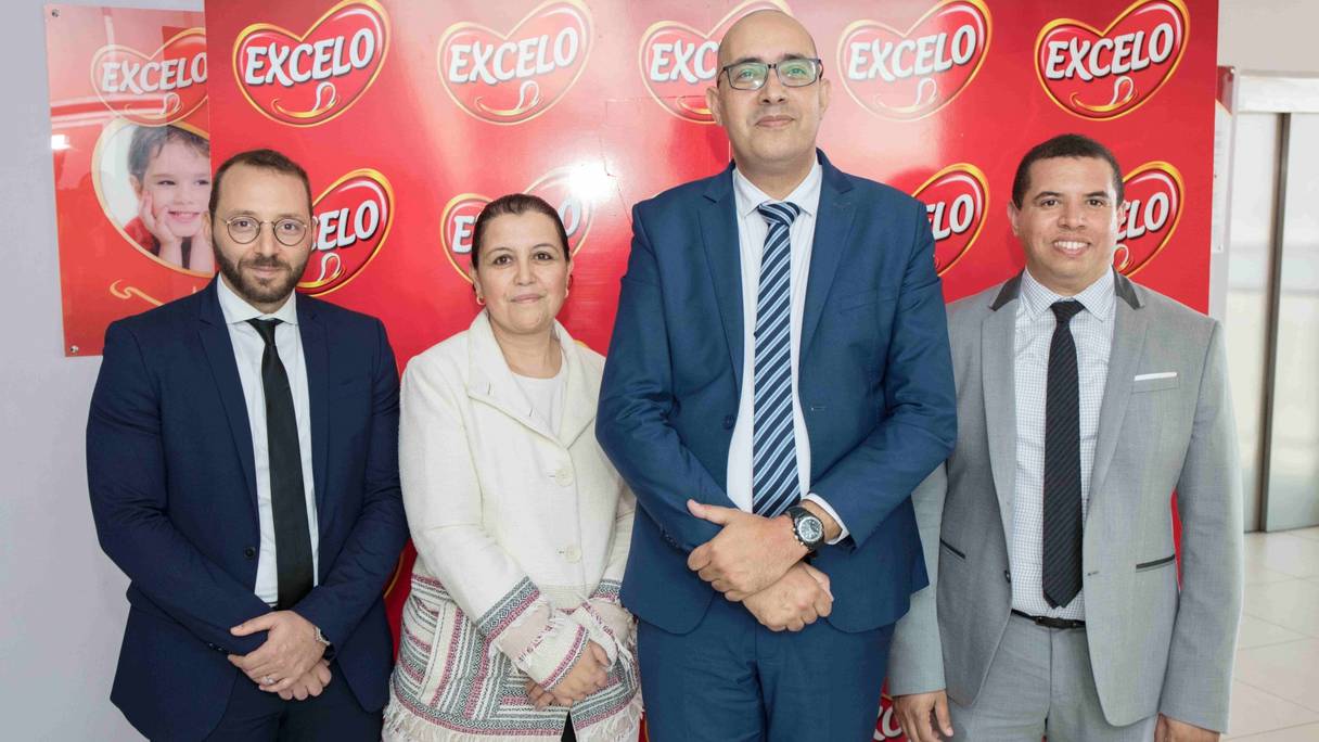 Rachid El Allam (troisième à partir de la gauche), directeur général d'Excelo Best Biscuits, entouré de ses principaux collaborateurs. 
