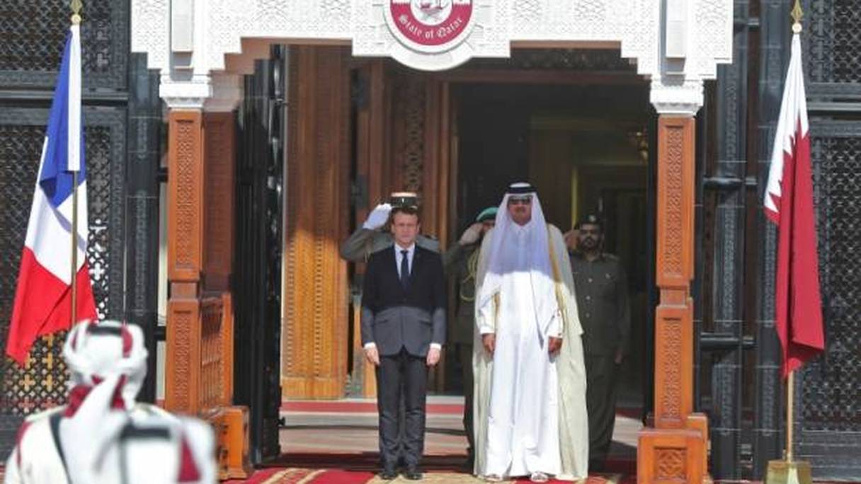 Le président Emmanuel Macron et l'émir du Qatar, cheikh Tamim ben Hamad al-Thani lors d'une cérémonie d'accueil, le 7 décembre 2017 à Doha.
