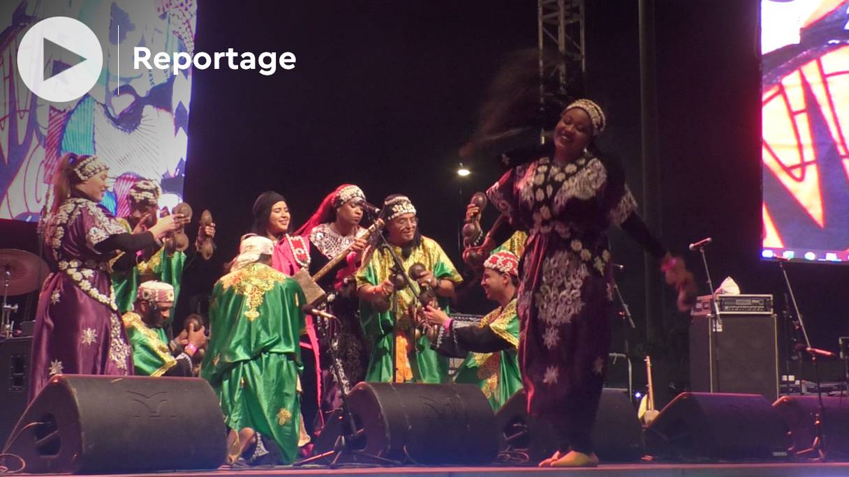 Des Maâlems gnaouis en concert, à l'étape casablancaise du Gnaoua Festival Tour, le 16 juin 2022. 
