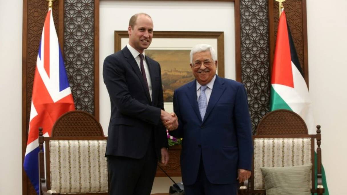 Le prince William rencontre le président palestinien Mahmoud Abbas à Ramallah en Cisjordanie occupée, le 27 juin 2018.
