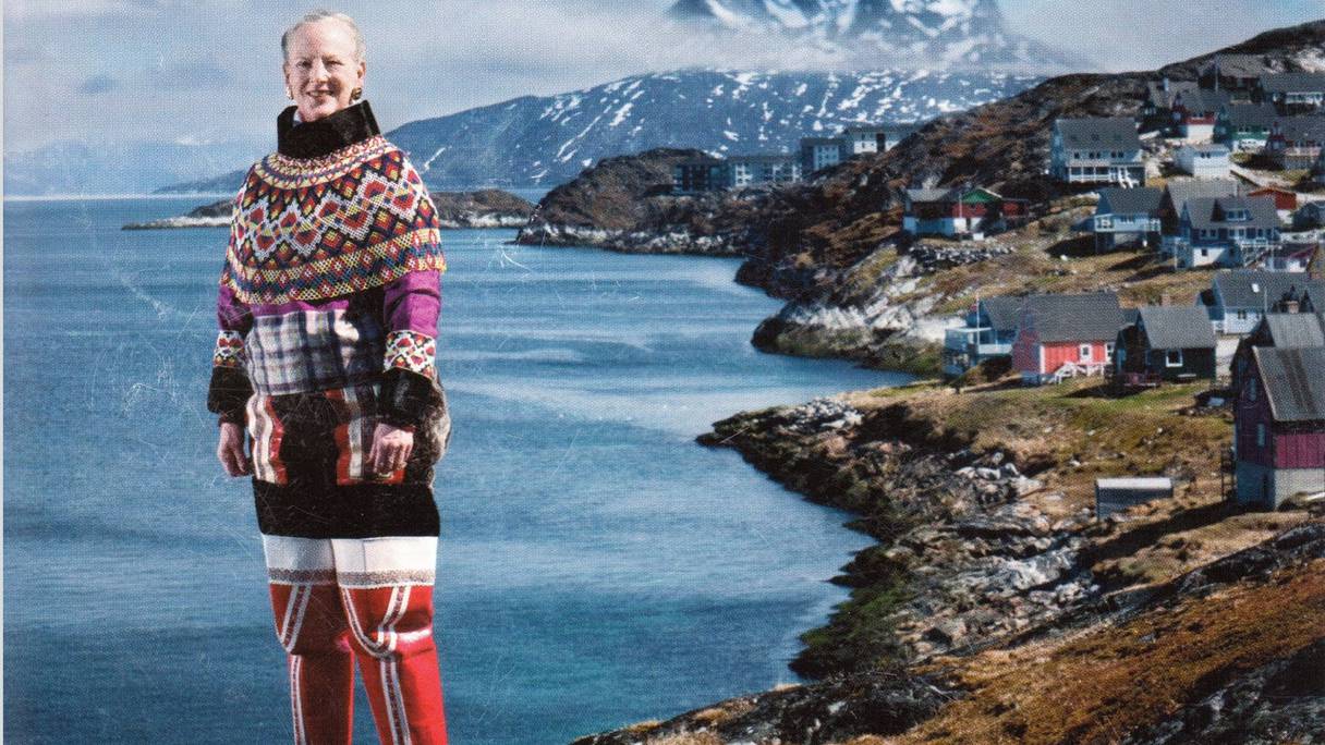 La reine Margrethe II du Danemark, en costume traditionnel groenlandais. En arrière-fond un paysage typique du Groenland (carte postale danoise). 
