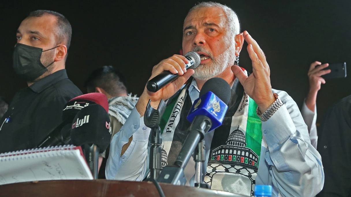 Le chef du bureau politique du Hamas, Ismaïl Haniyeh, s'adresse à ses partisans lors d'un rassemblement de solidarité avec les Palestiniens devant la mosquée qatarie de l'imam Muhammad Abdel-Wahhab, à Doha, au Qatar, le 15 mai 2021.
