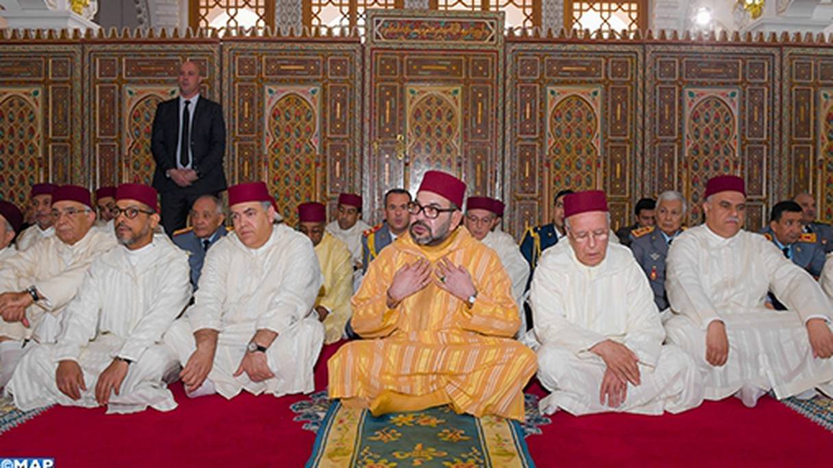 Le roi accomplissant la prière du vendredi à la mosquée Othmane Ibn Affane à Douiyet, commune territoriale Sabaâ Rwadi, dans la province de Moulay Yaacoub.
