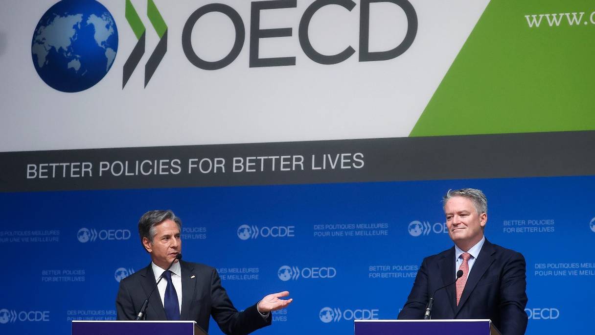 Le secrétaire général de l'OCDE Mathias Cormann (à droite) et le secrétaire d'État américain Anthony Blinken tiennent une conférence de presse de clôture lors de la 60e réunion du Conseil ministériel de l'OCDE, le 6 octobre 2021 à Paris.
