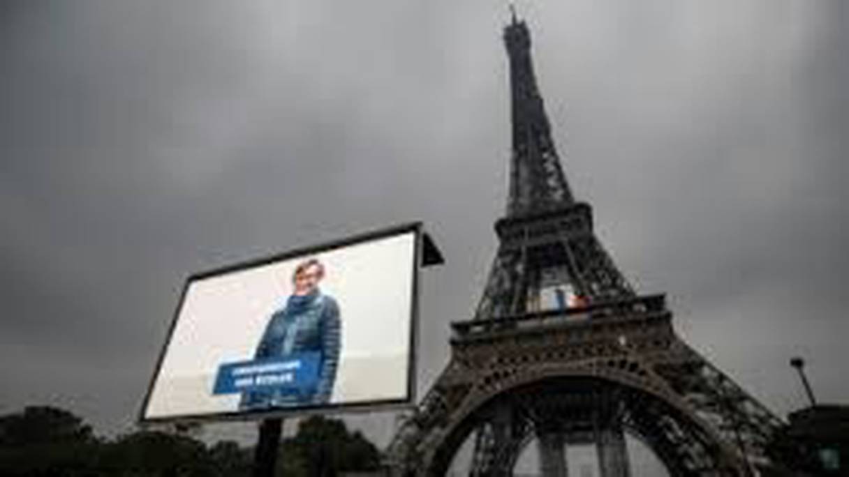 Paris, au 1er jour du déconfinement, rend hommage aux personnels médicaux.
