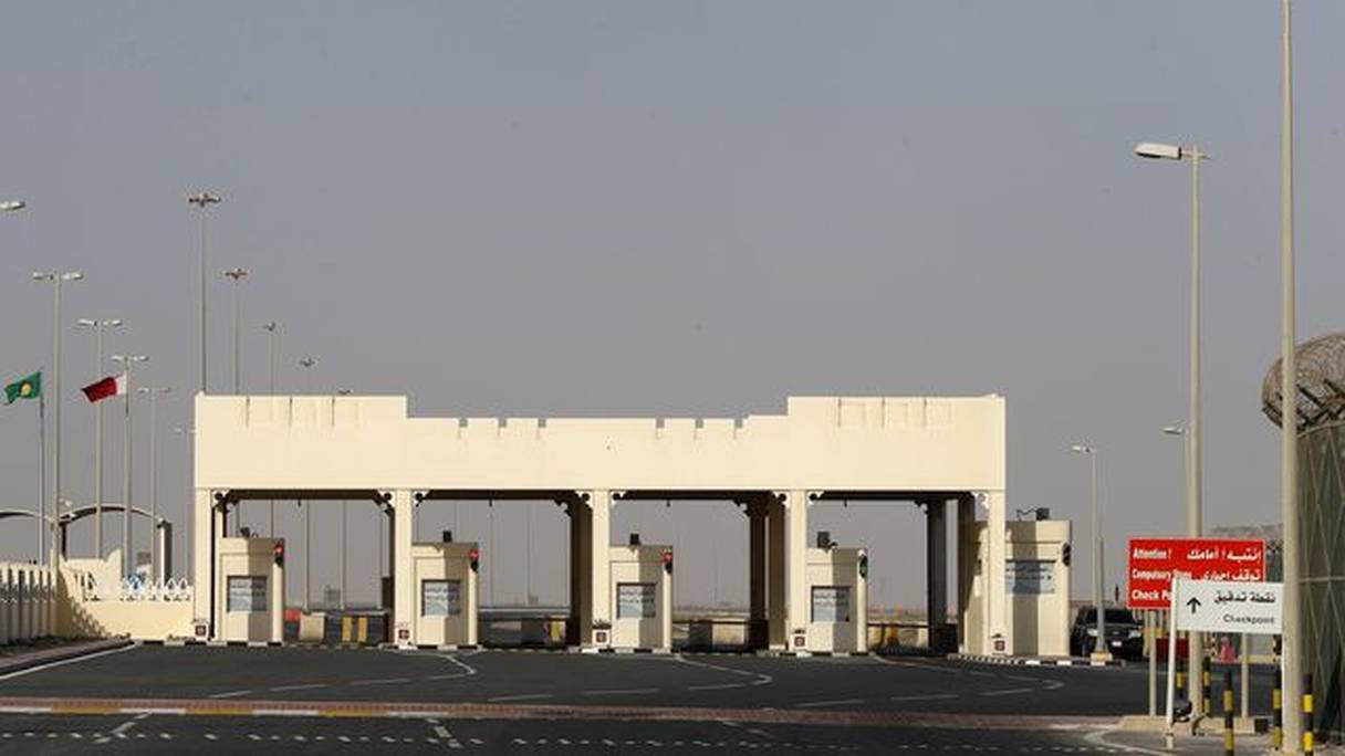 La seule frontière terrestre du Qatar avec l'Arabie saoudite est fermée.
