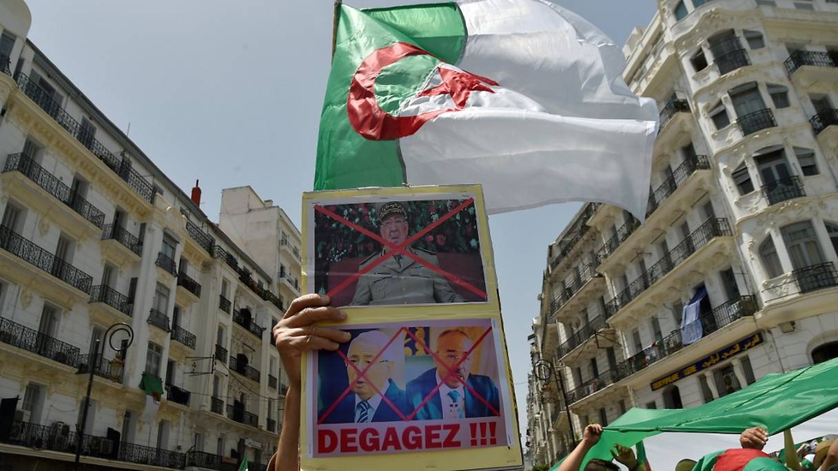 Des pancartes contre le général Ahmed Gaïd Salah et les "2B", le vendredi 7 juin 2019 à Alger.
