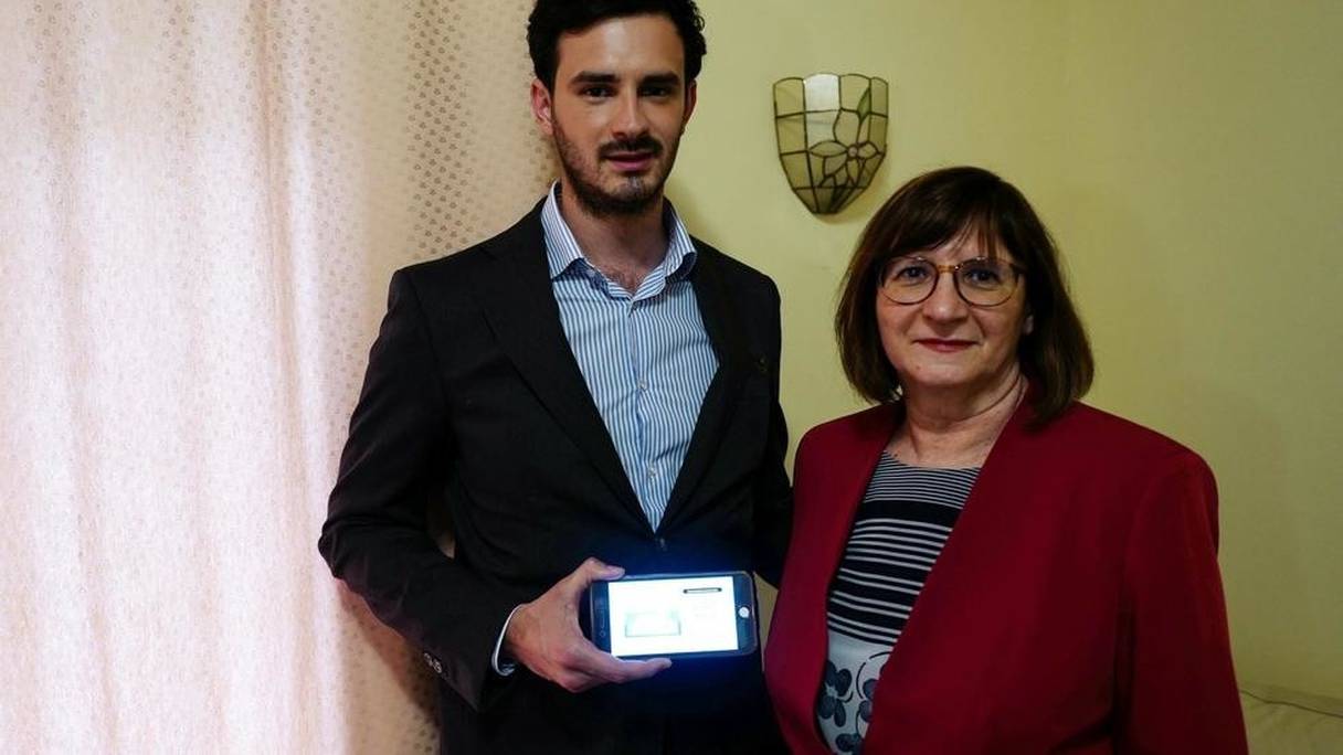 Claudia Borgogno et son fils Lorenzo Naso, gagnants d'un Picasso au tirage d'une loterie caritative, évalué à un million d'euros, le 28 mai 2020 à Vintimille, en Italie.
