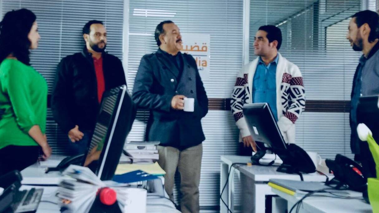 Driss Roukh et son équipe lors du tournage de sa série "La Une" à l'hôpital Moulay Youssef de Casablanca.
