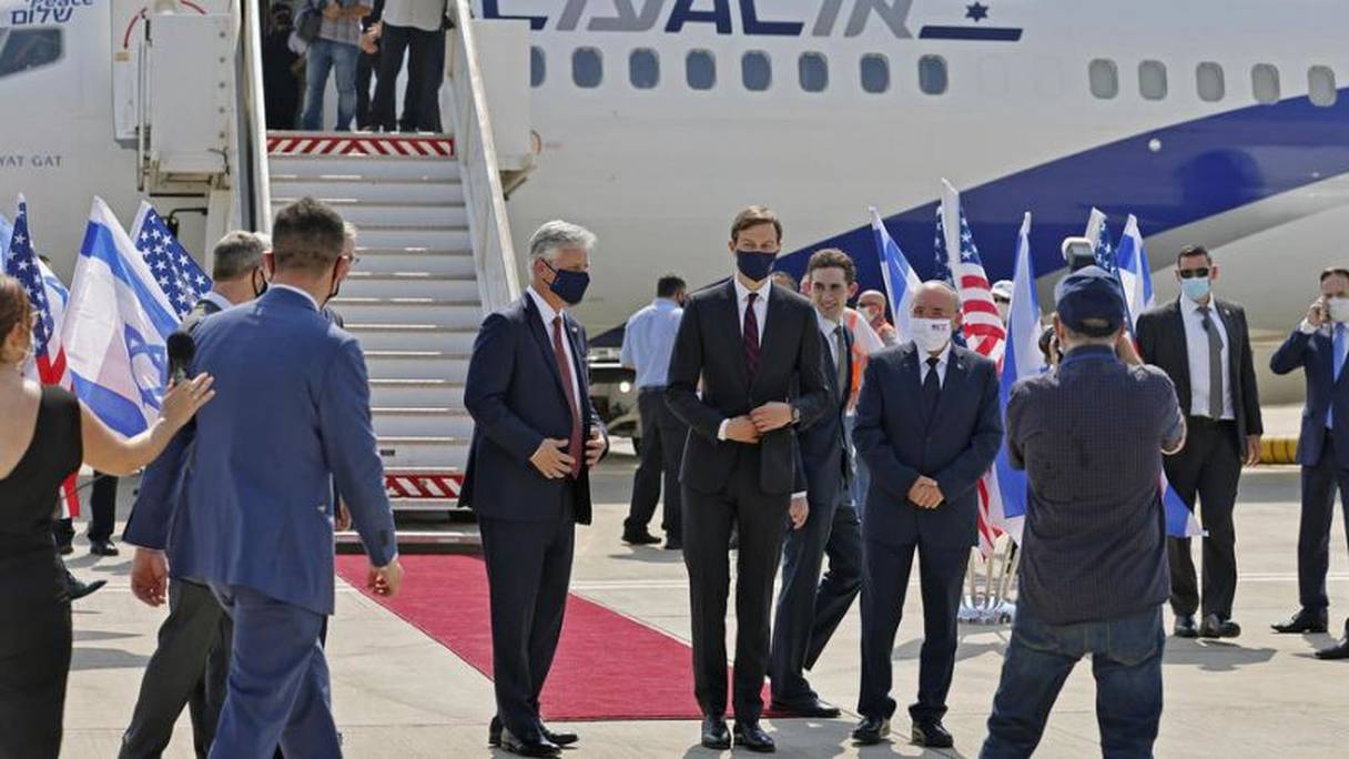 Jared Kushner, gendre et conseiller de Donald Trump sur le tarmac de l'aéroport Ben Gourion avant d'embarquer à bord du premier vol commercial entre Israël et les EAU.
