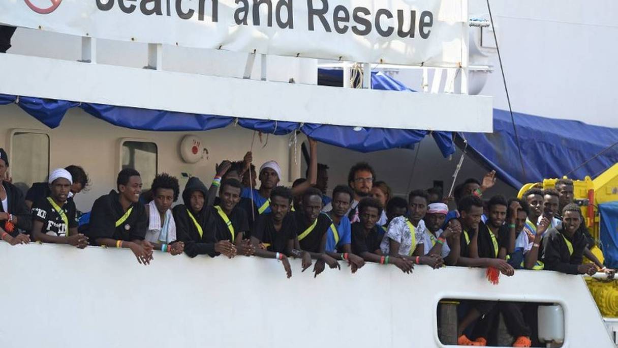 Des migrants à bord du navire de sauvetage en Méditerranée Aquarius, le 15 août 2018.
