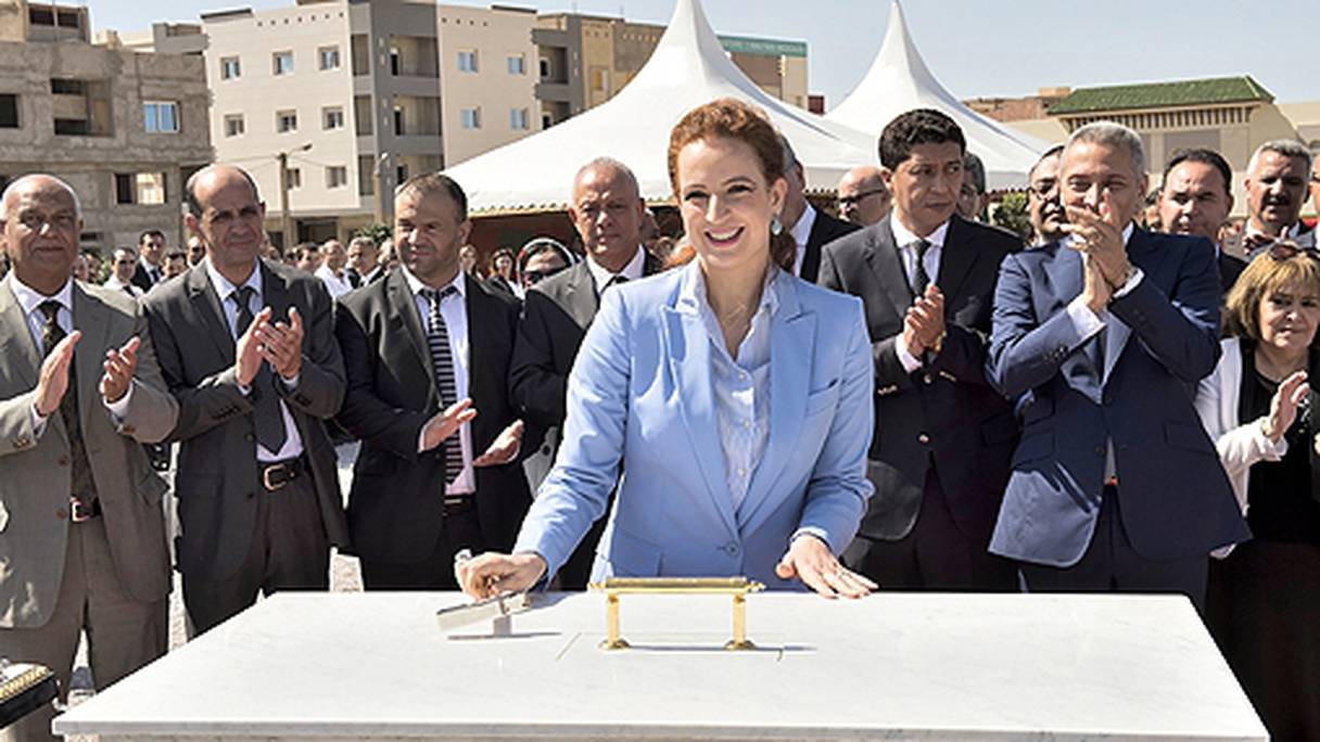 La princesse Lalla Salma posant la première pierre du centre régional d’oncologie d’Oujda.
