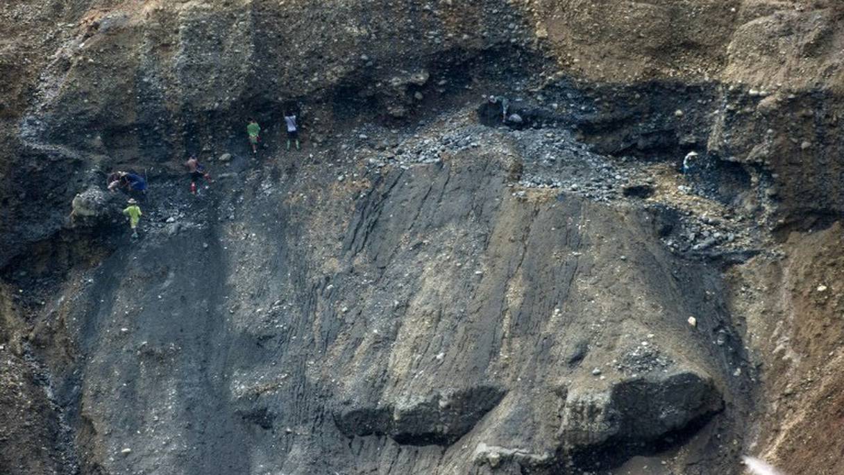 Des mineurs illégaux dans une mine de jade le 4 octobre 2015 à Hpakant en Birmanie.
