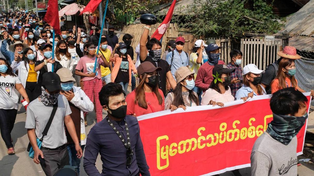 Manifestation contre le coup d'Etat militaire à Mandalay, en Birmanie, reçue à l'AFP d'une source anonyme, via Facebook, le 9 avril 2021. 
