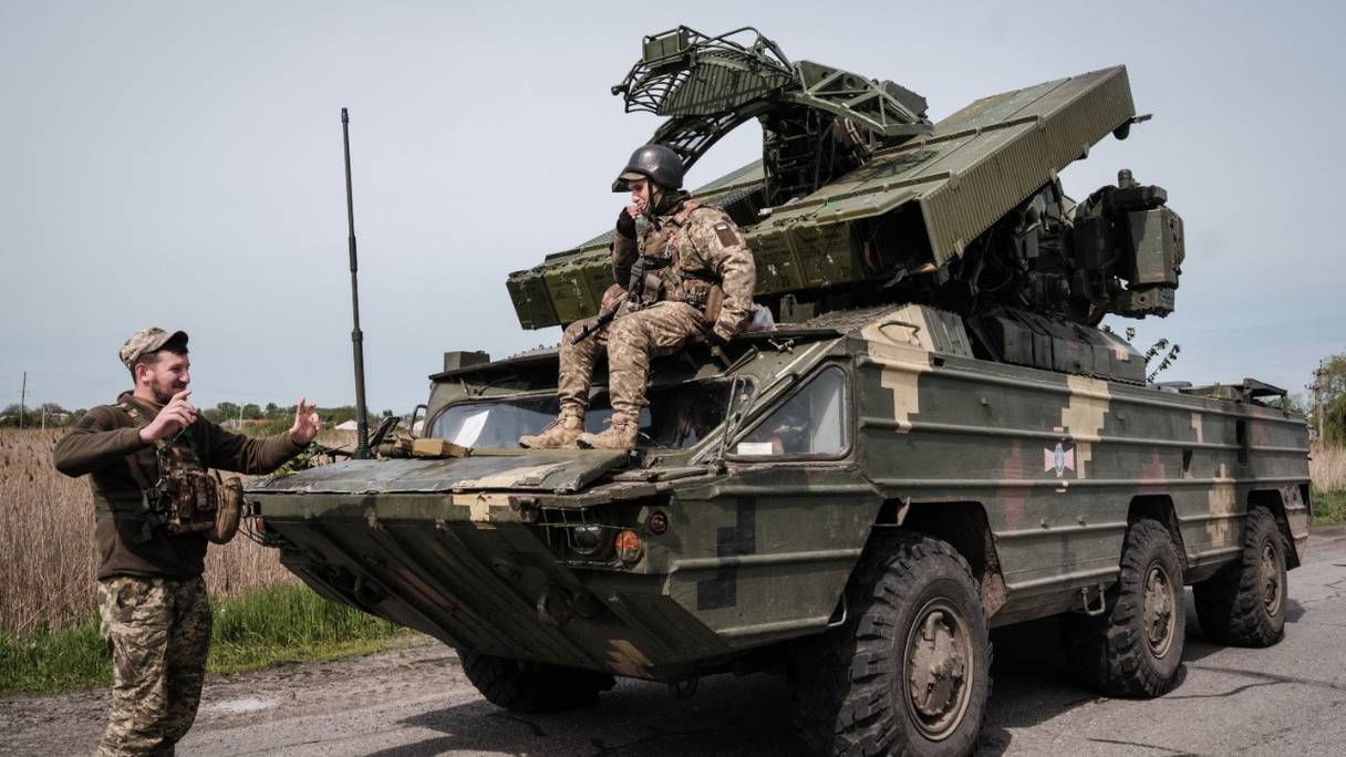 Soldats ukrainiens autour de leur char pourvu d'un système antimissiles aériens près de Sloviansk, dans l'est de l'Ukraine, le 11 mai 2022, au cours de l'invasion russe de l'Ukraine.
