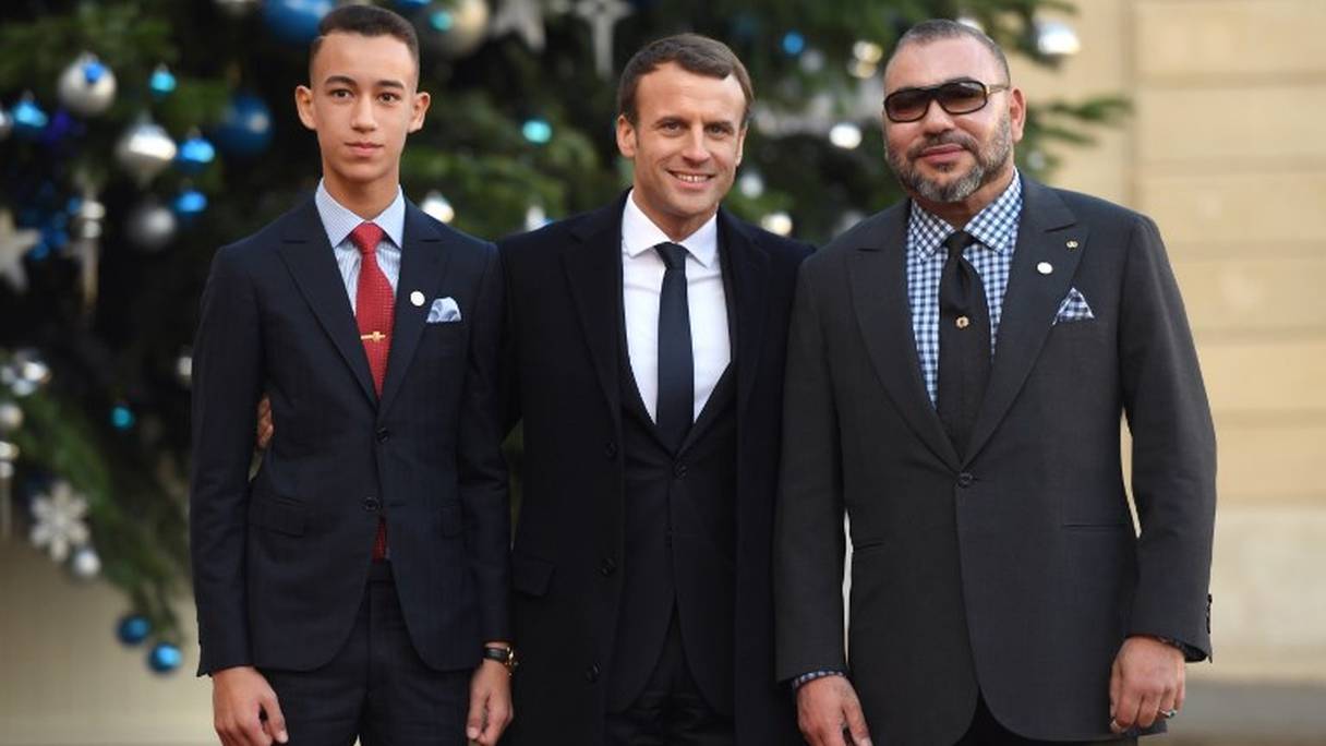 Le prince héritier Moulay El Hassan, le président français Emmanuel Macron et le roi Mohammed VI, mardi 12 décembre à Paris.
