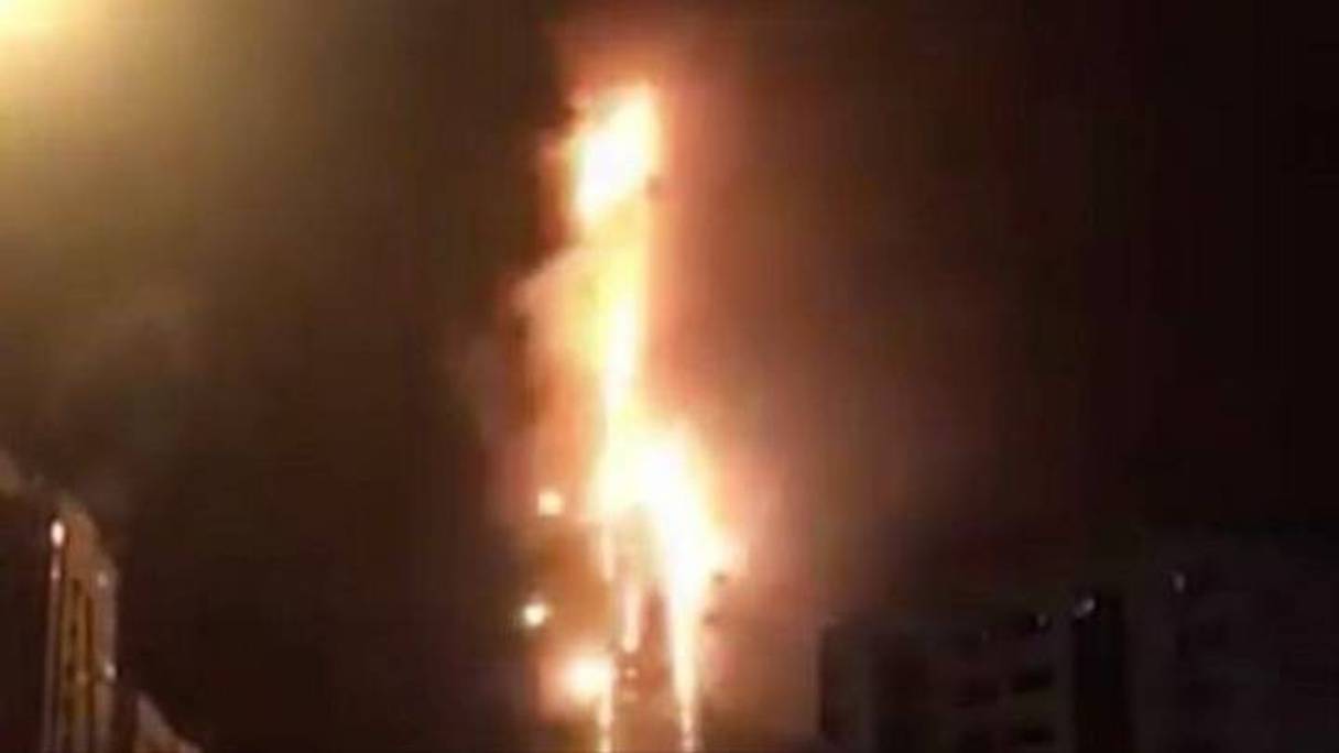 Capture d'écran de l'incendie qui a ravagé un immeuble de 50 étages à Sharjah.
