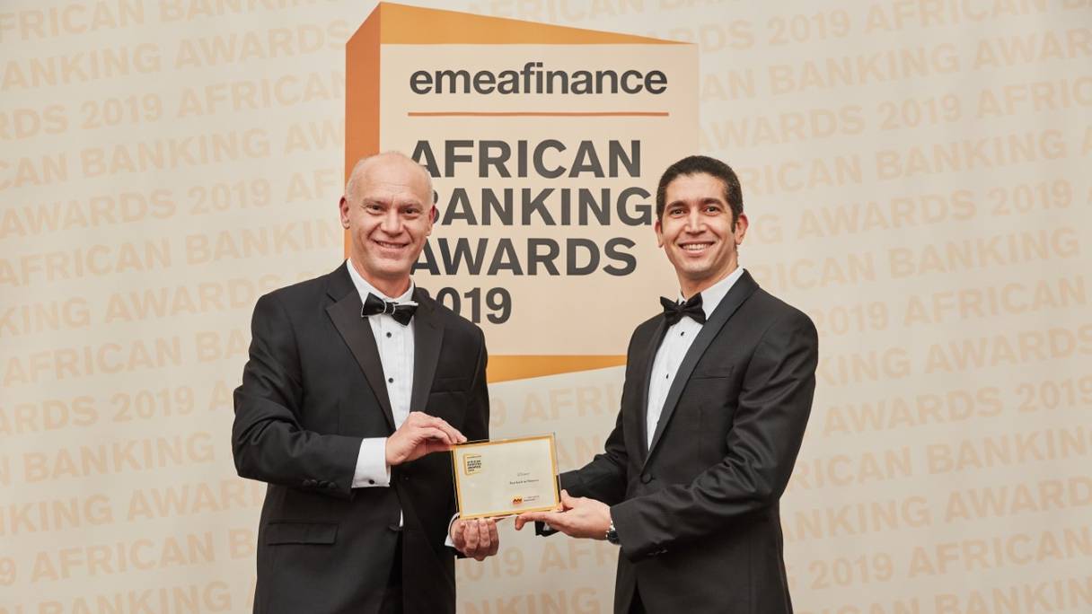 Mohamed Chami, directeur pays Attijariwafa bank Grande Bretagne, recevant le trophée des mains de Christopher Moore, CEO et éditeur du magazine EMEA Finance.
