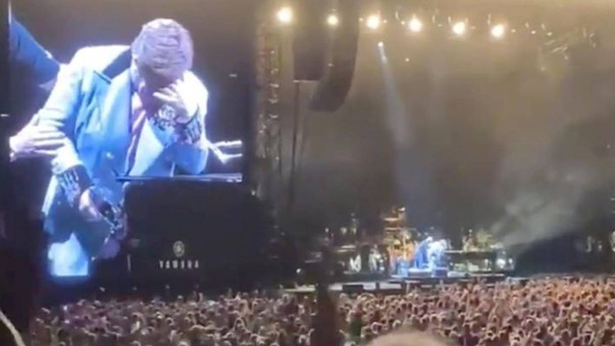 Aux larmes, Elton John a du interrompre son concert à Auckland.
