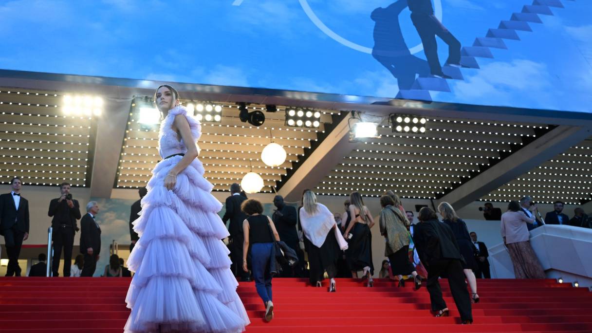 Une invitée arrive pour la projection du film "Mascarade" lors de la 75e édition du Festival de Cannes à Cannes, le 27 mai 2022.
