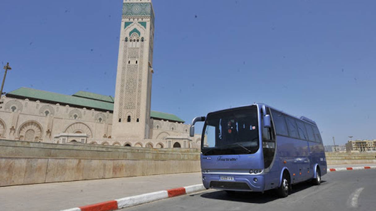Un bus de tranport touristique près de la mosquée Hassan II, à Casablanca.
