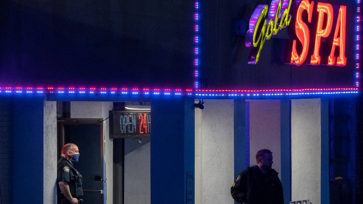 Policiers en faction l'extérieur d'un salon de massage où trois personnes ont été abattues le 16 mars 2021 à Atlanta, en Géorgie. Le suspect, nommé Robert Aaron Long, 21 ans, est en garde à vue, après des tueries dans trois salons de massage qui ont fait 8 morts. 
