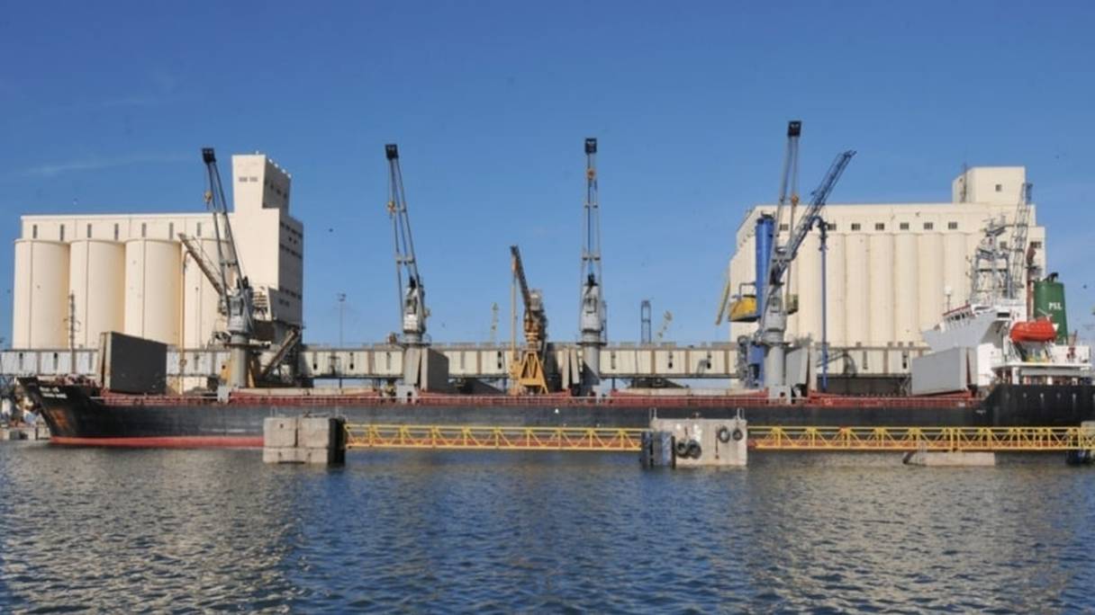 Les silos à céréales du Port de Casablanca qui assurent le déchargement des navires céréaliers. 
