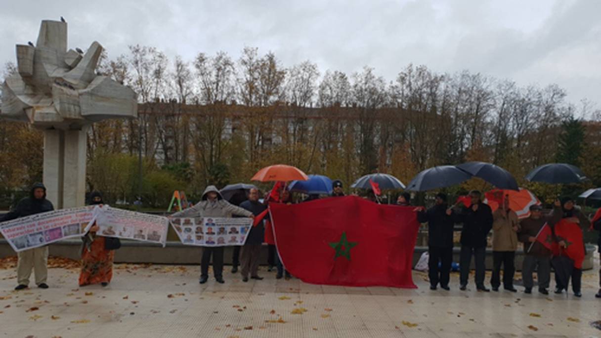 Manifestation en solidarité avec les victimes des graves violations des droits de l’Homme commises par le polisario à l’encontre des populations sahraouies séquestrées dans les camps de Tindouf, samedi 23 novembre 2019, à Vitoria Gasteiz (Espagne).
