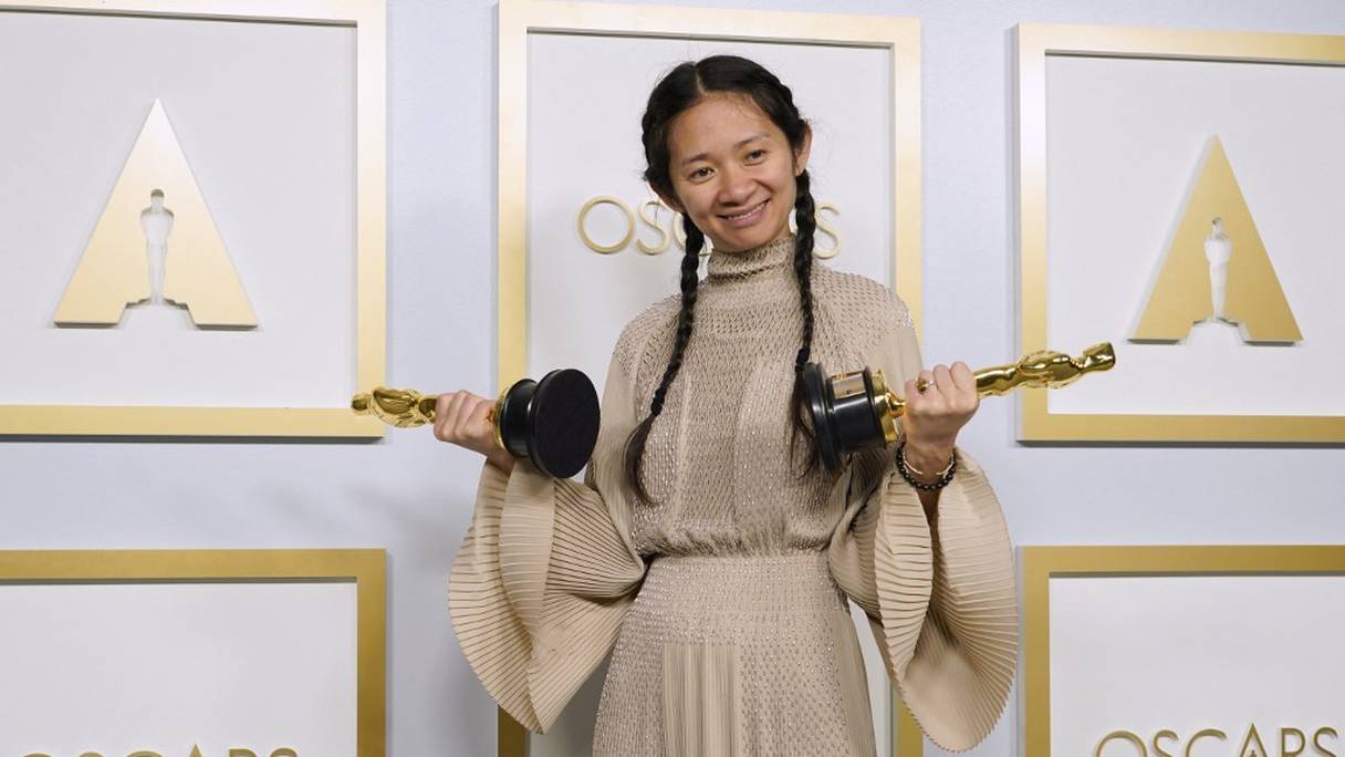 La réalisatrice et productrice chinoise Chloé Zhao, lauréate du prix de la photo et de la réalisatrice pour «Nomadland», pose dans la salle de presse des Oscars, le 25 avril 2021 à Union Station, à Los Angeles, en Californie. 
