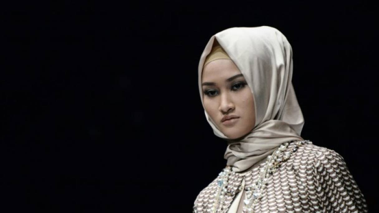 Un mannequin présente un modèle de la créatrice musulmane indonésienne Anniesa Hasibuan, à Jakarta le 28 octobre 2016.
