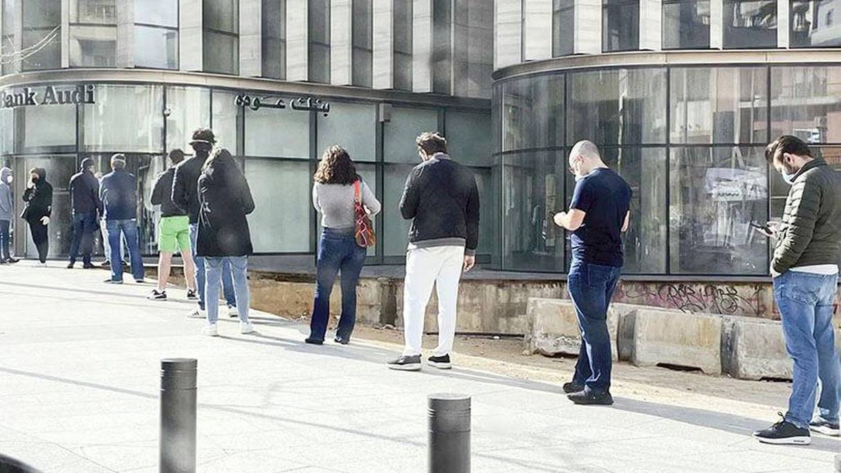Des Libanais font la queue devant une banque, à Beyrouth.
