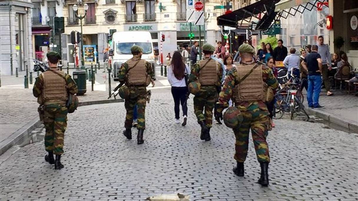 Des militaires patrouillent dans le centre-ville de Bruxelles.
