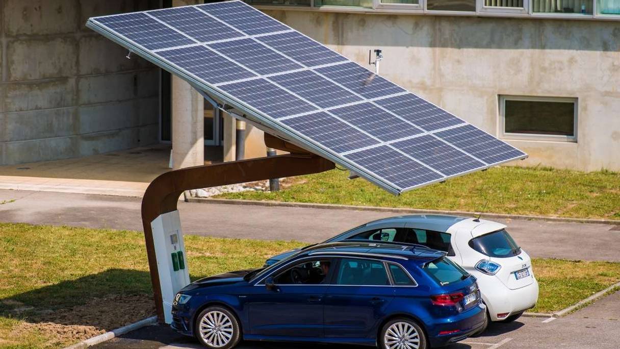Ce nouveau projet innovant, actuellement en phase d'installation à Hay Ryad, vise l'alimentation de bornes de recharge pour véhicules et cyclomoteurs électriques à l’énergie solaire. 

