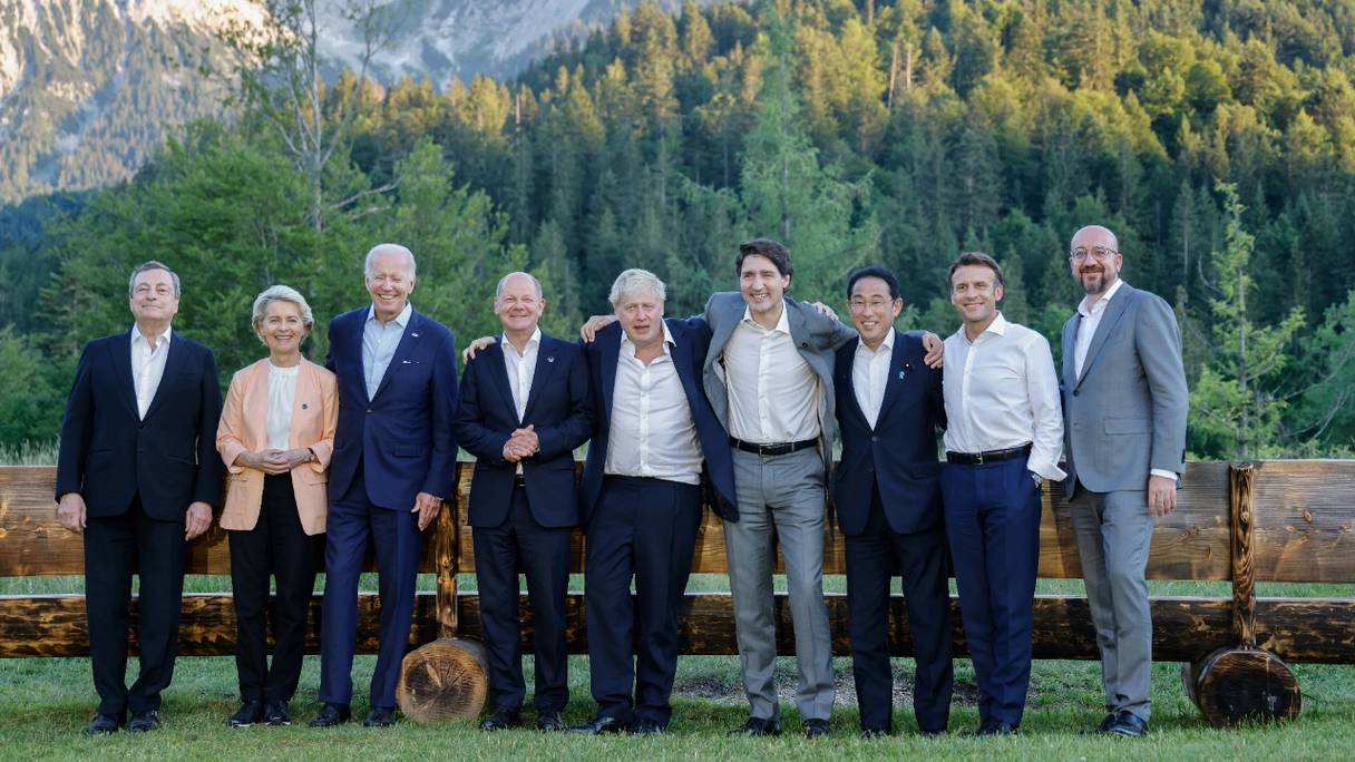Mario Draghi, Ursula von der Leyen, Joe Biden, Olaf Scholz, Boris Johnson, Justin Trudeau, Fumio Kishida, Emmanuel Macron et Charles Michel posent pour une photo informelle, après un dîner de travail lors du sommet du G7 qui s'est tenu au château d'Elmau, dans le sud de l'Allemagne, le 26 juin 2022.
