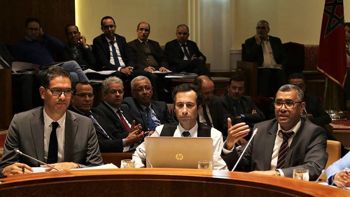 Une réunion de la commission des finances et du développement économique, au Parlement, en présence de Mohamed Benchaâboun. 

